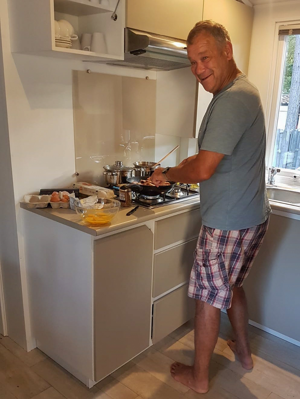 Roger prepares breakfast